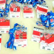 Credenciais personalizadas para o evento.
