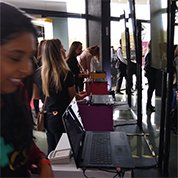 Controle de Acesso com catracas e pulseira rfid | You+CSC - Grupo Boticário