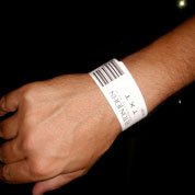 Pulseira personalizada com impressão sobre demanda, integrada com sistema de controle de acesso.
